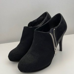 Excellent condition. Wore once .